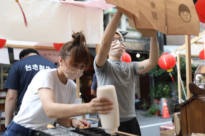 阜東號正於市集製作點心