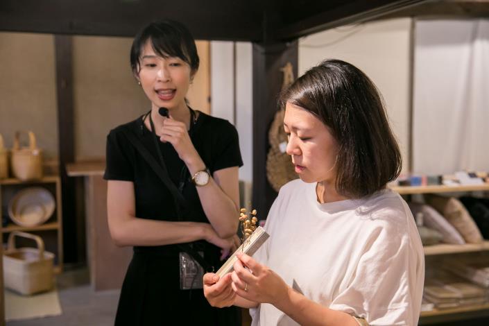 渡邊令小姐解說工藝品