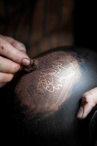    2015年臺灣工藝研究發展中心在大溪推廣漆藝，因緣際會下落點溪房子進行為期八週、九十六小時的漆藝研修工作營，讓漆藝與溪房子結下了不解之緣。