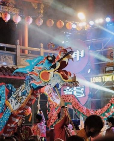 「神龍鬧鎮之夜戲神龍」由桃園新毅群龍獅團祈福戰鼓開場