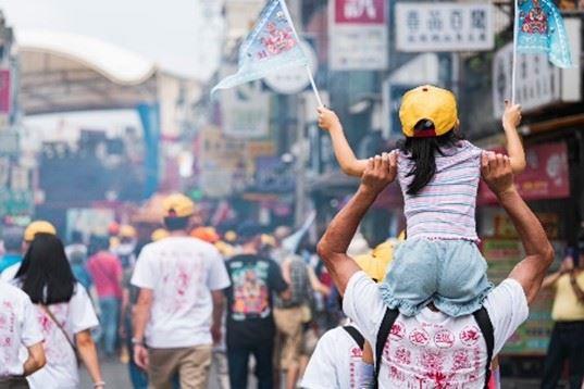親子共同參與龍元路返往龍元宮遶境之隊伍