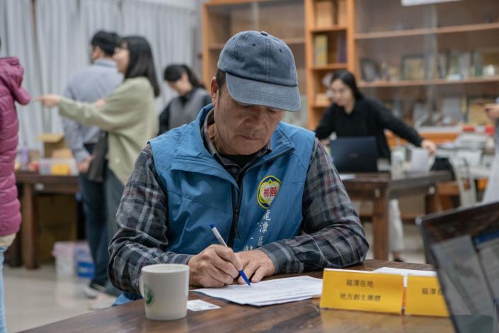 三和里謝里長填寫表格