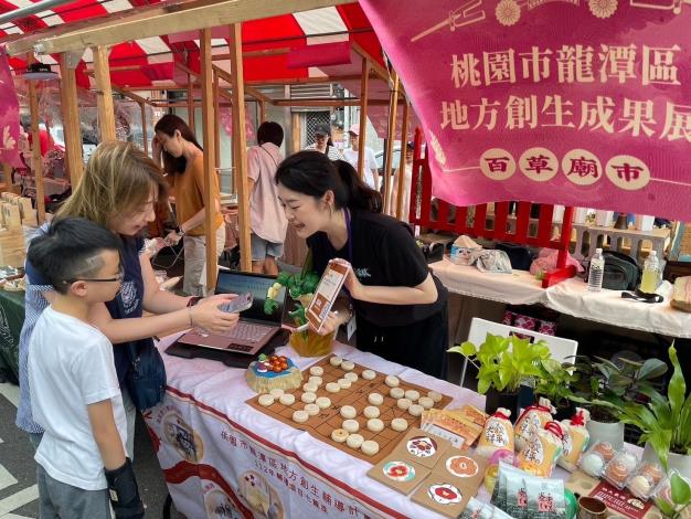 與民眾互動認識地方創生團隊