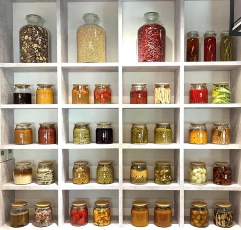 原粹文化有限公司藉由發酵飲食文化展牆展現，加深對在地釀製、日曬以及醃製文化的認識，藉此振興與傳承逐漸流失的飲食文化。