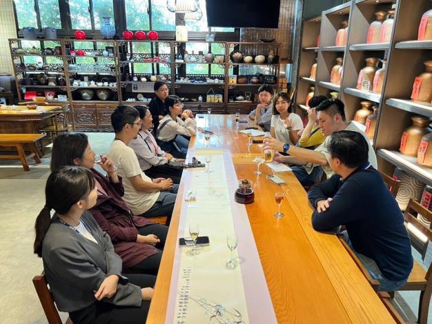 參訪產地茶園、茶工廠導覽後交流