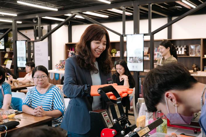 青年事務局侯佳齡局長參與塑膠再生體驗工作坊活動照片