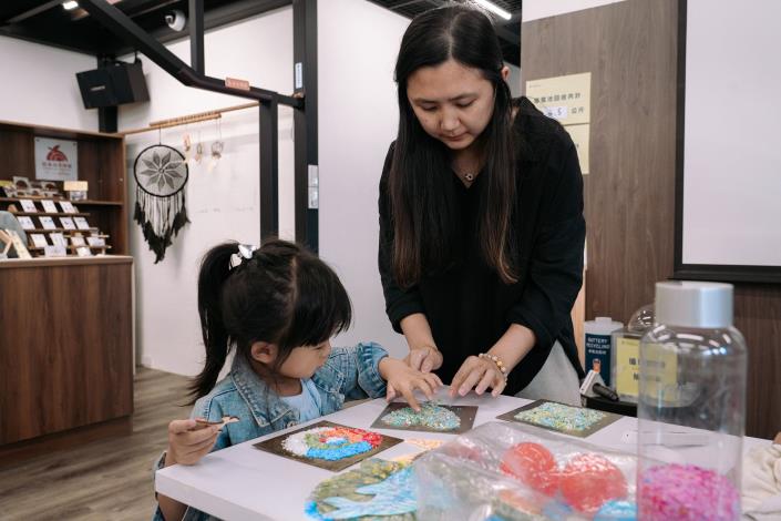 親子共同參加永續月還保手作課程