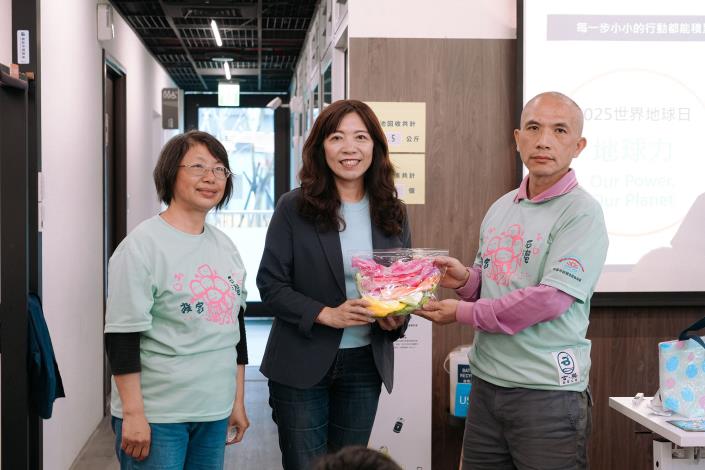 青年事務局局長代表創生基地，將回收塑膠袋捐贈給新屋愛鄉協會製作回收塑膠袋使用