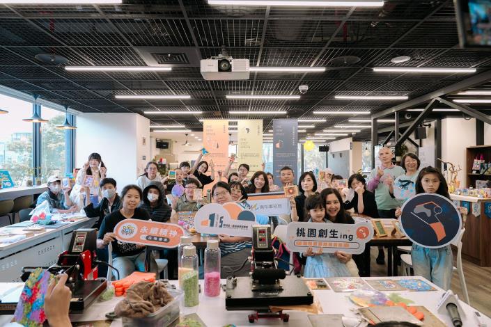 青年局長侯佳齡與永續月體驗活動居民合影