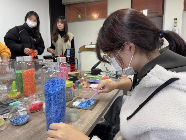 體驗課程示意圖，圖為龍華科大USR計畫之塑膠再生體驗工作坊