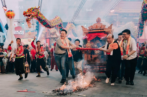 野菱蔓生團隊結合信仰文化與地方創生，為龍元宮建廟200周年舉行「豐登巡境」起駕儀式，恭迎神農大帝祈安遶境龍元宮傳統祭祀圈