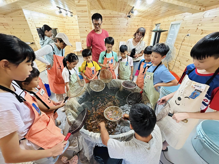 三洽水青農團隊舉辦暑期農村陽光夏令營，串連五個不同領域農場，讓學員跟著職人快樂玩、開心學