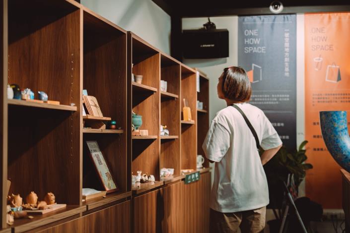 民眾參觀青年團隊展售商品