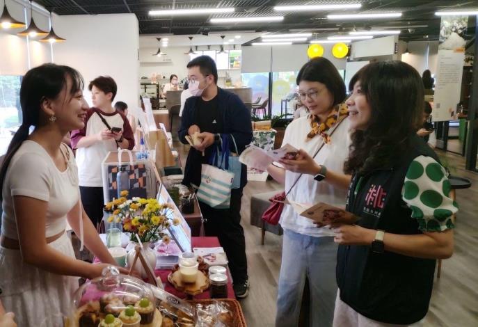 桃園市政府青年事務局局長侯佳齡與市集團隊交流