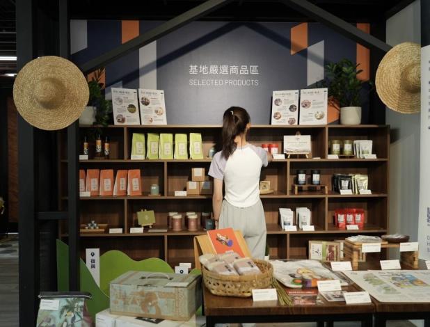 民眾購買青年團隊展售商品