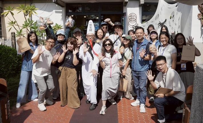 圖2.「省府散策」主理人朱怡甄老師帶領桃園團隊走訪創生聚落店家-55號烘焙室