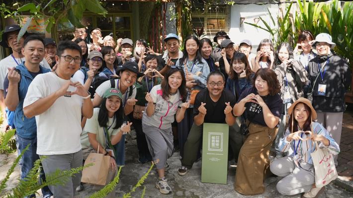 圖3.「省府散策」主理人朱怡甄老師帶領桃園團隊走訪創生聚落店家-依舊愛咖啡