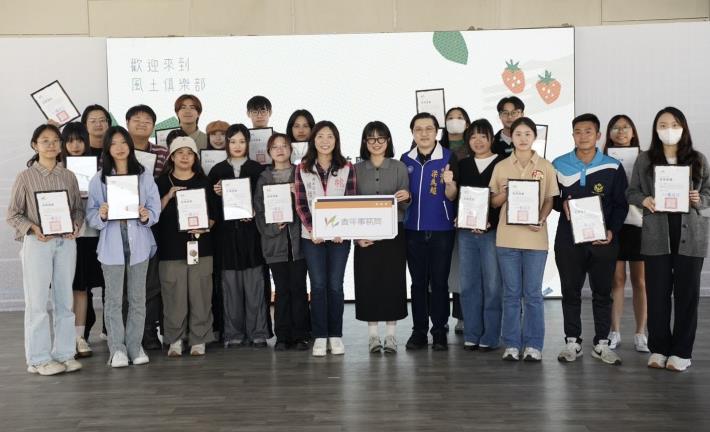 圖4-桃青局侯佳齡局長頒發114見學蹲點證書