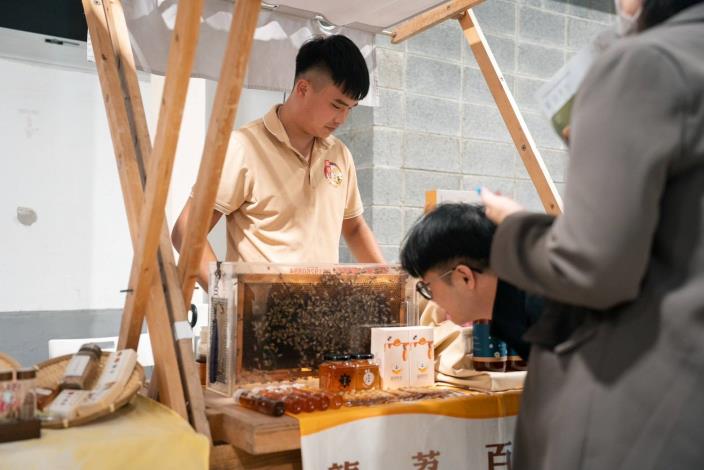 圖6-桃園新屋龍攏來介紹自家蜂蜜產品