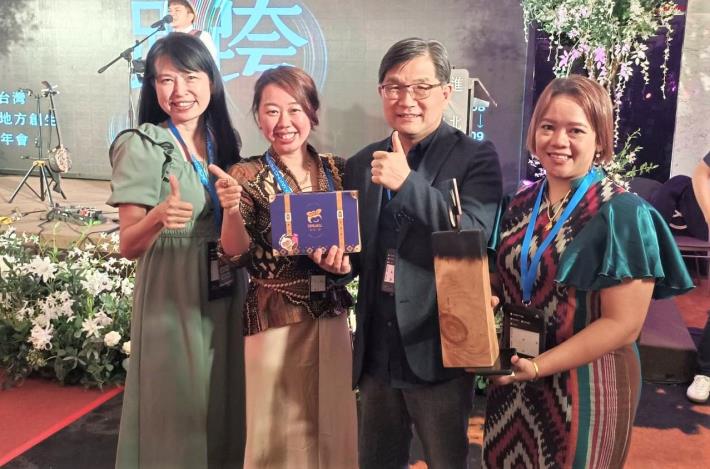 圖2、桃園團隊由米整合行銷勇奪「2023台灣地域振興大賞新秀獎」，研考會主委吳肇銘(右二)給予肯定。