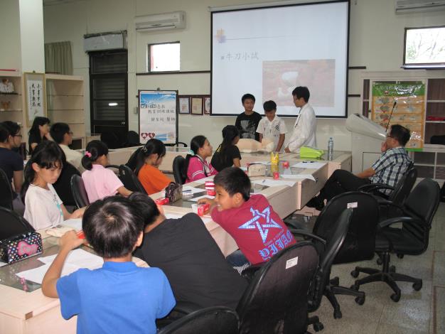 1040603-CPR及AED教育訓練-笨港國小-同學實地操作CPR情形