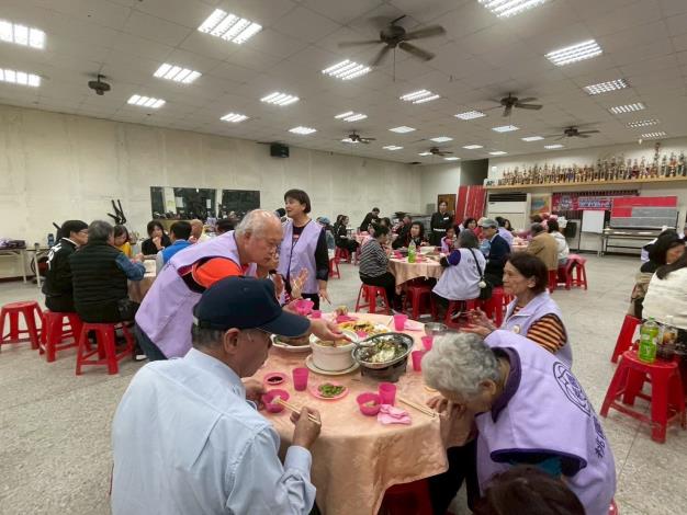 114/11/28志工餐會第四張