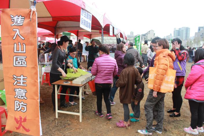 民眾領取野生動物保護宣導品