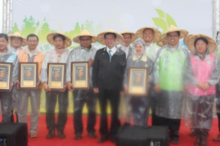 市長頒發獎牌給熱心公益植樹團體