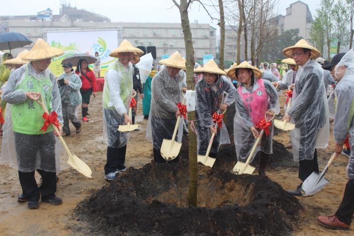 議員於活動現場植樹