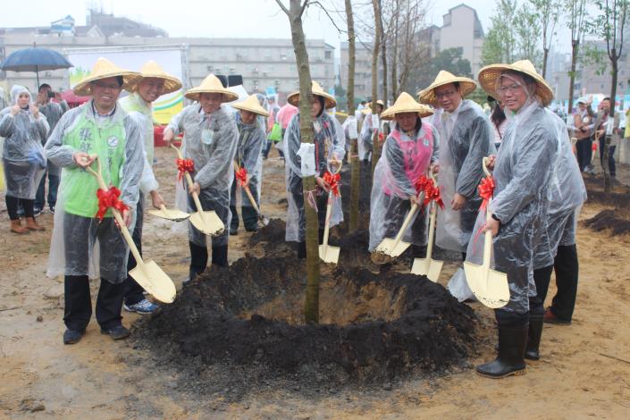 市長與議員植樹
