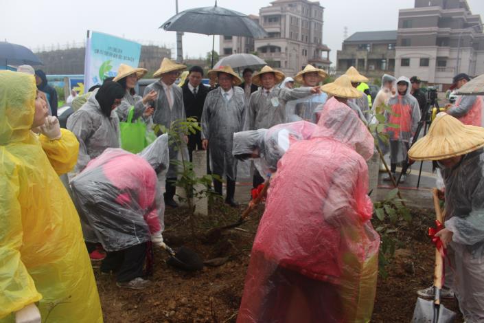 市長與民眾植樹