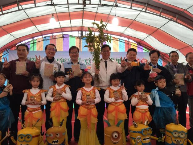 市長鄭文燦和前來表演的新奇屋幼兒園小朋友合影