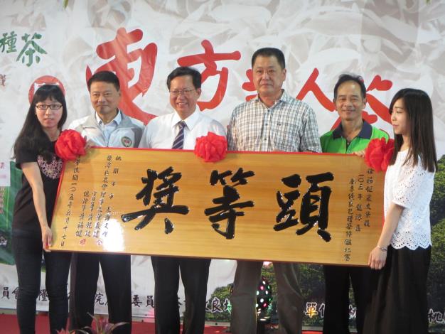 市長和105年度龍潭區春季優良包種茶評鑑比賽頭等獎得主徐福鉅合影