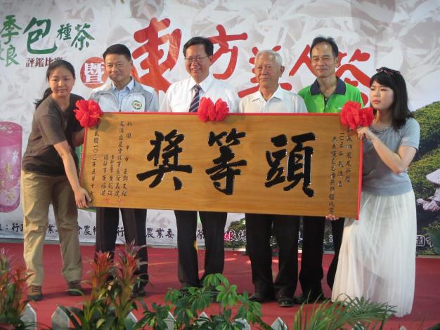 市長和105年度龍潭區春季優良包種茶評鑑比賽頭等獎得主鄭盛桐合影