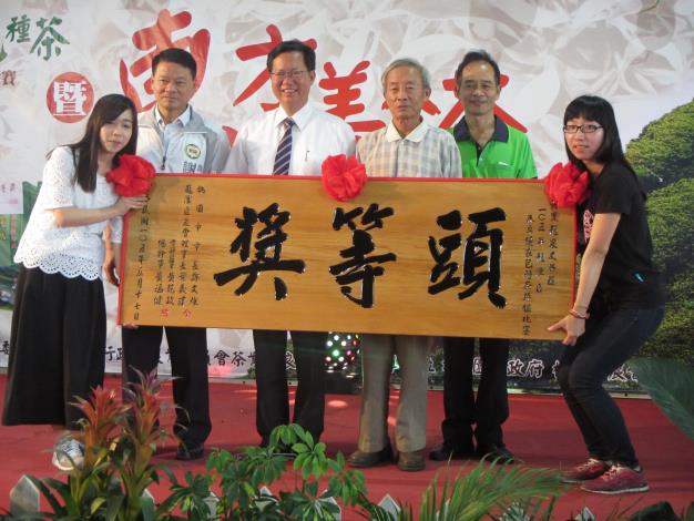 市長和105年度龍潭區春季優良包種茶評鑑比賽頭等獎得主黃黑龍合影