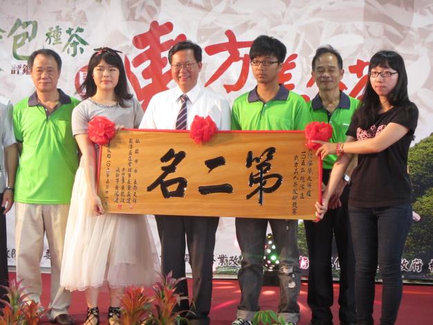 市長和105年度龍潭區東方美人茶技術競賽第二名得主黃柏勝合影