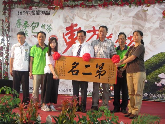 市長和105年度龍潭區東方美人茶技術競賽第二名得主徐福鉅合影