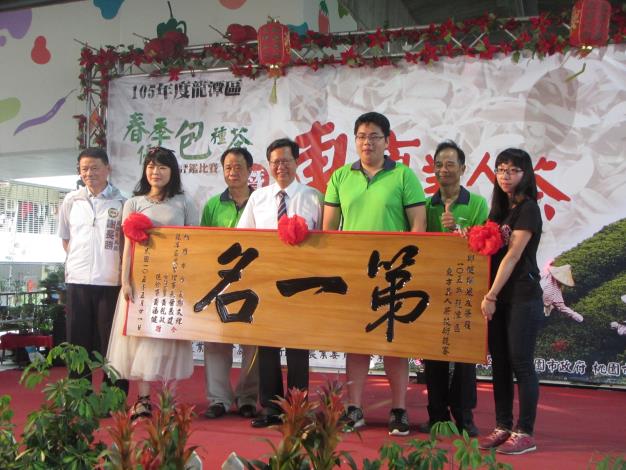 市長和105年度龍潭區東方美人茶技術競賽第一名得主邱健翔合影