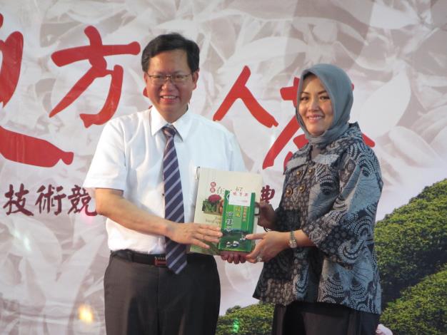 市長致贈龍潭東方美人茶予外賓(印尼南蘇拉威西省錫江市哈山努定大學校長Dr.Dwia A.Tina Pulubuhu)