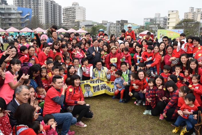 市長與現場民眾合影