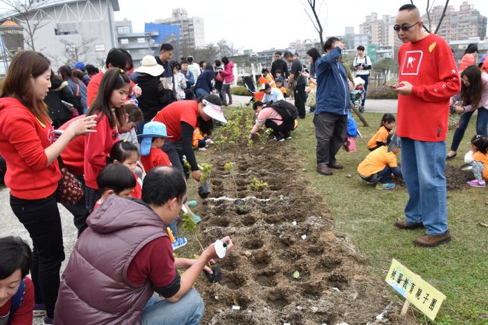 民眾會場植樹