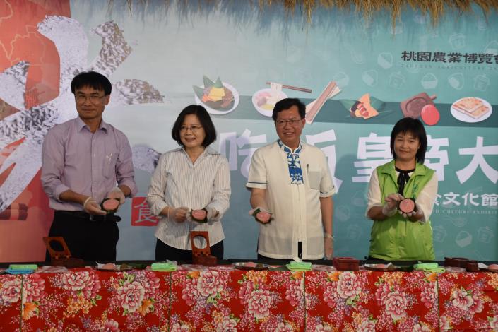 總統及農委會長官在米食文化區DIY製作紅龜粿