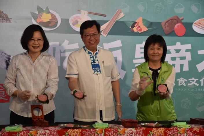 總統在米食文化區DIY製作紅龜粿