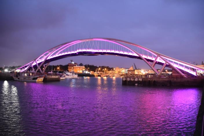 永安觀海橋點燈夜景成為打卡景點