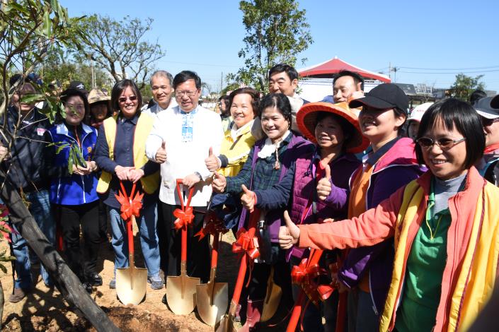 20180311-楊梅區-市長與團體一同植樹合影