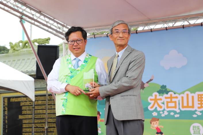 2019-04-27 市長頒發獎盃 感謝明基友達文教基金會捐贈 蘆竹區
