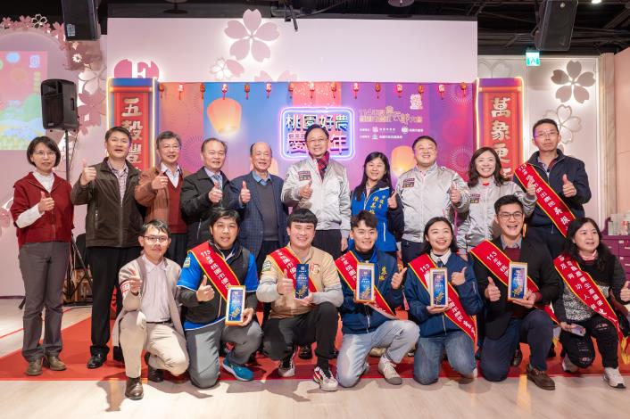 市長與表彰人員合照