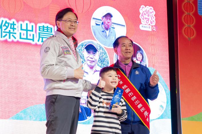 市長與表彰人員合照