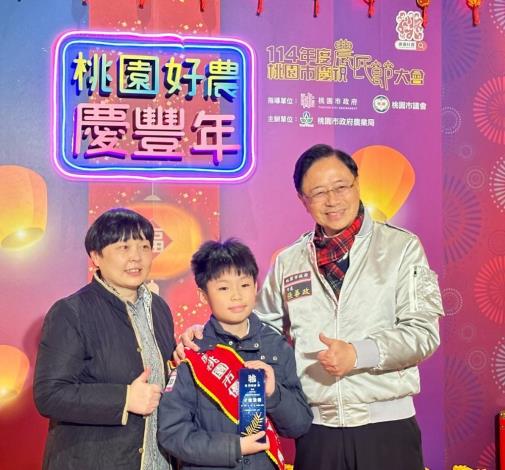 市長與表彰人員合照
