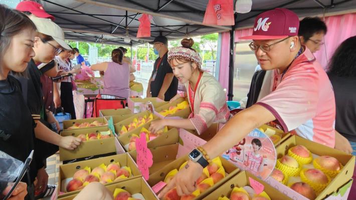 農業局局長和水蜜桃公主現場幫忙販售水蜜桃